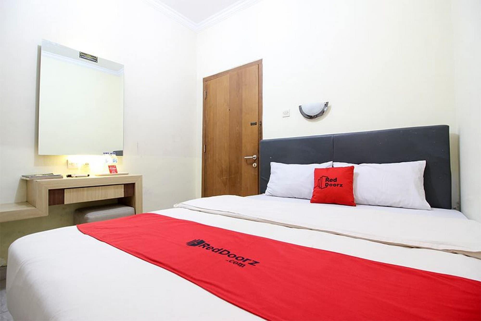 Reddoorz Plus Near Stadion Mandala Krida Yogyakarta Exterior photo