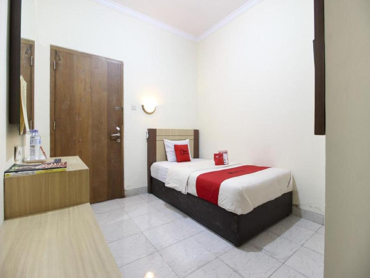 Reddoorz Plus Near Stadion Mandala Krida Yogyakarta Exterior photo
